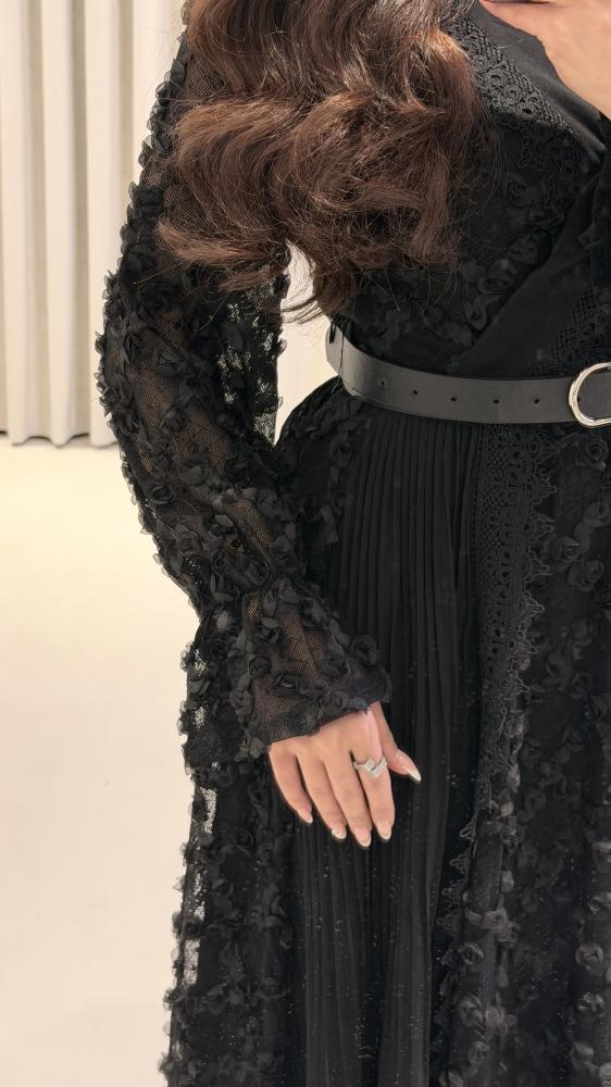 فستان أسود بملمس مزخرف وحزام وقصة كلوش