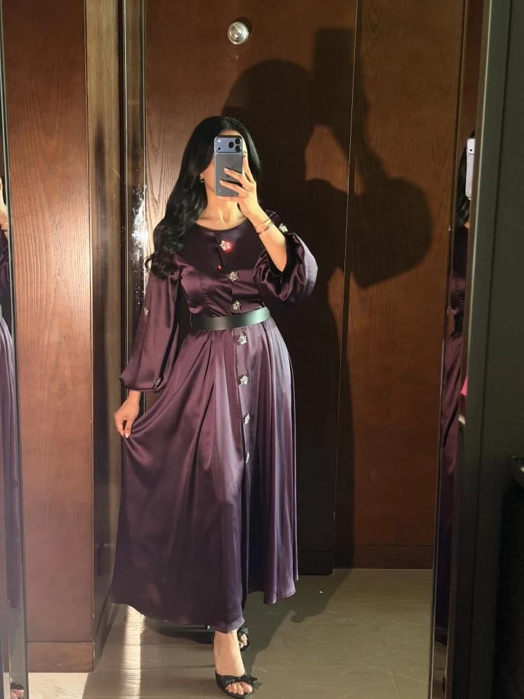 فستان ناعم ساتان باذنجاني بأزرار وحزام