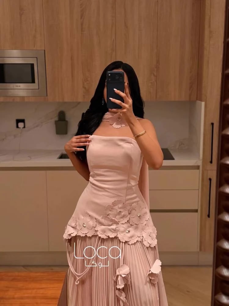 فستان سهرة وردي بورود بارزة وكسرات من الأسفل