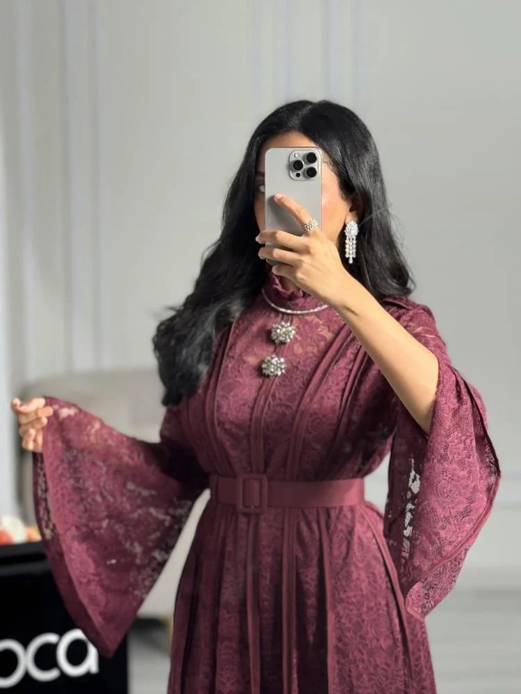 فستان دانتيل عنابي بأكمام كاب وقصة كلوش