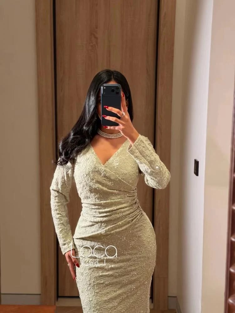 فستان سهرة لامع بأكمام طويلة