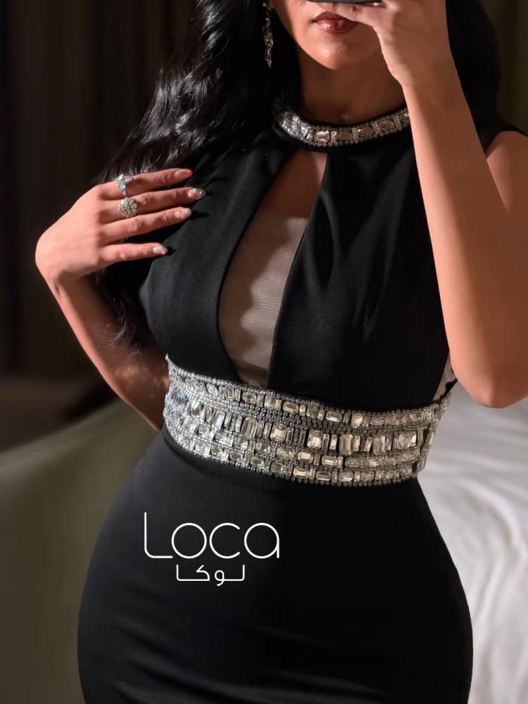فستان سهرة أسود بحزام مطرّز