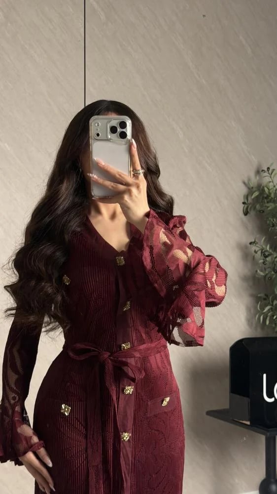 فستان عنابي بأزرار أمامية وحزام