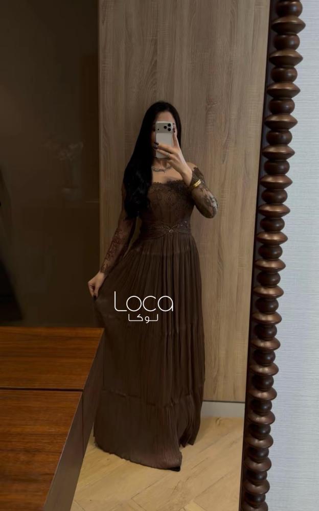 فستان سهرة بني بأكمام دانتيل شفافة