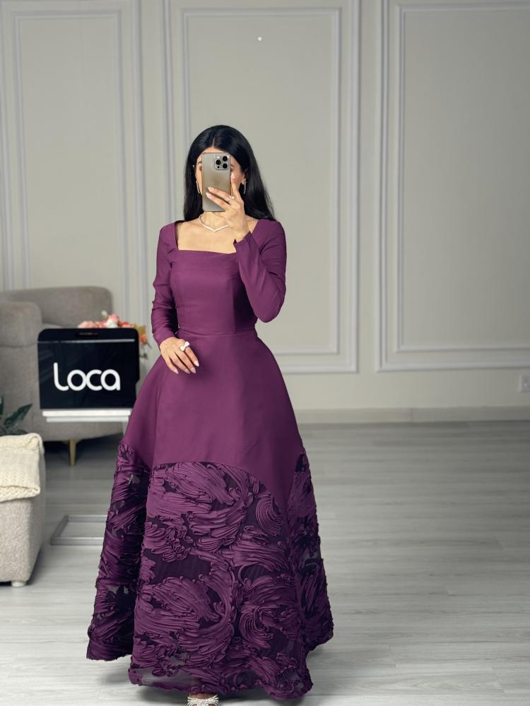 فستان بنفسجي بأكمام طويلة وذيل مزخرف