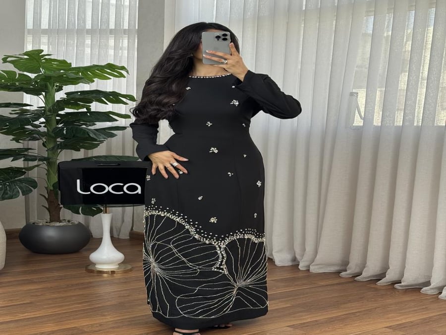 فستان أسود بأكمام طويلة وتطريز زهور
