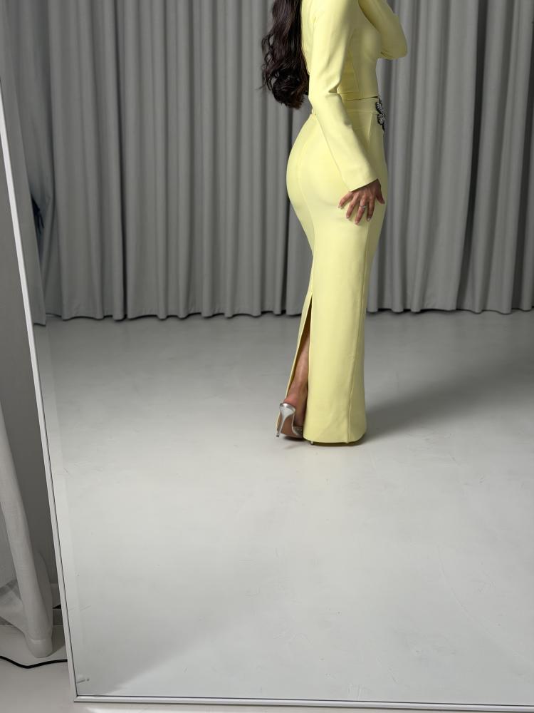 Soft light yellow set with crystals