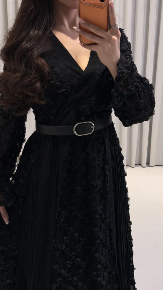 فستان أسود بملمس مزخرف وحزام وقصة كلوش