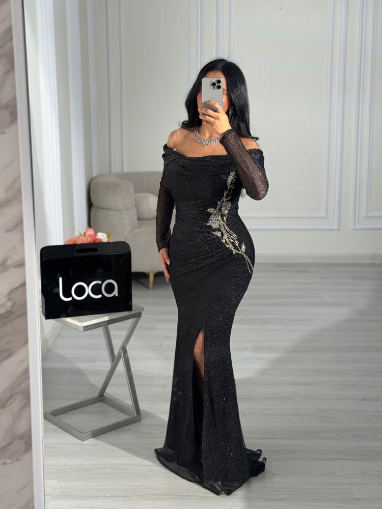 فستان سهرة لامع بكتف مكشوف وفتحة