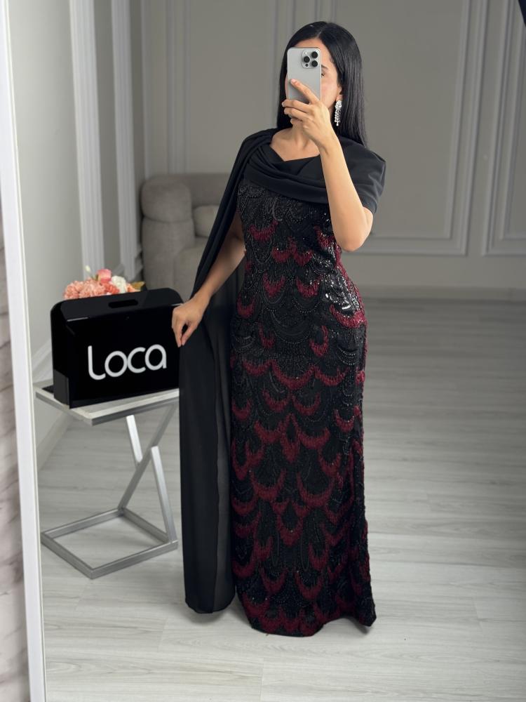 فستان سهرة أسود وأحمر مطرّز بكاب منسدل