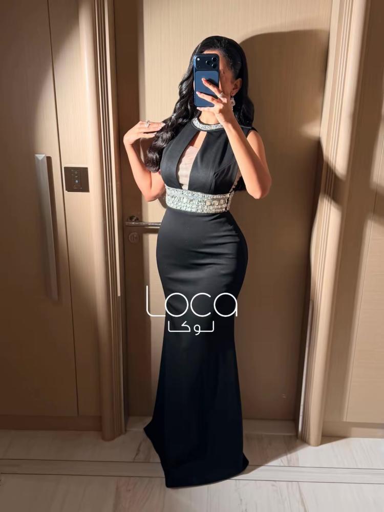 فستان سهرة أسود بحزام مطرّز