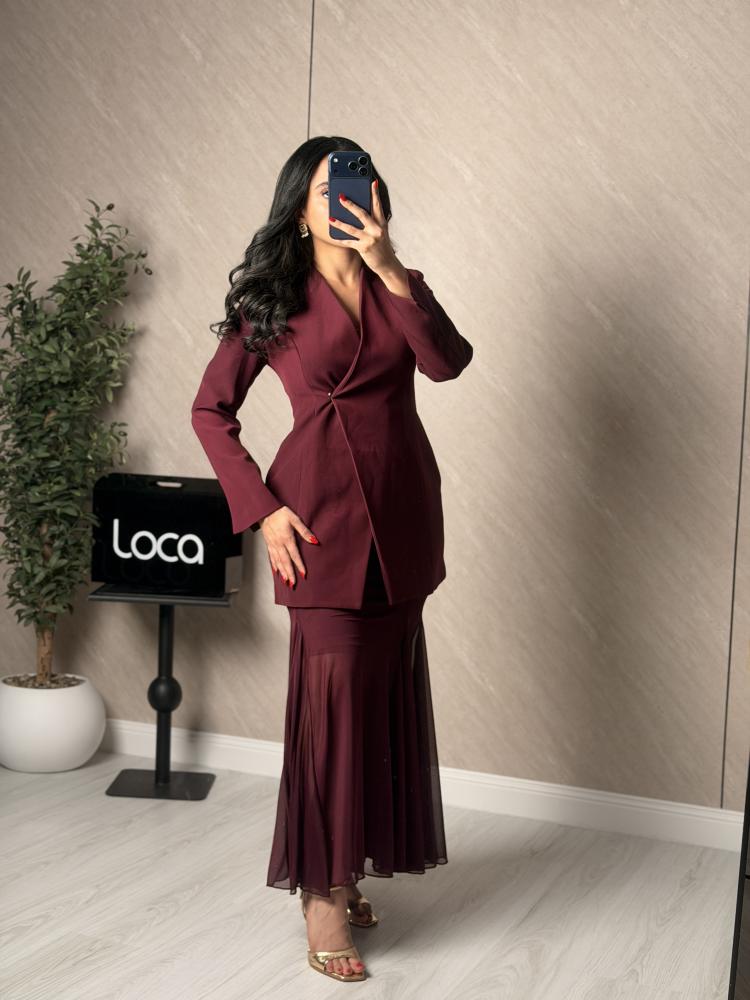 A soft and elegant set in oud color