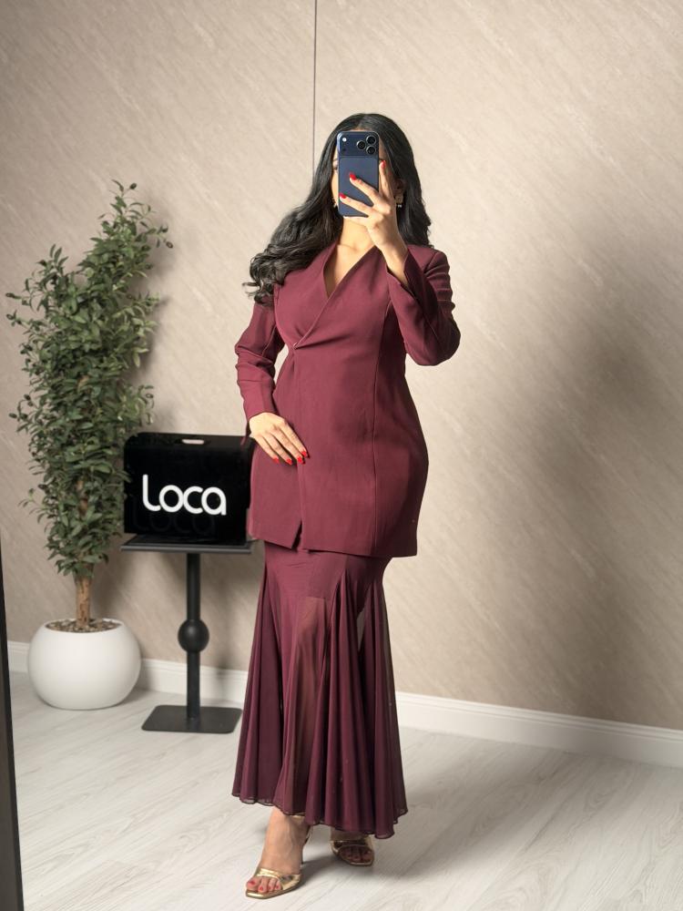 A soft and elegant set in oud color