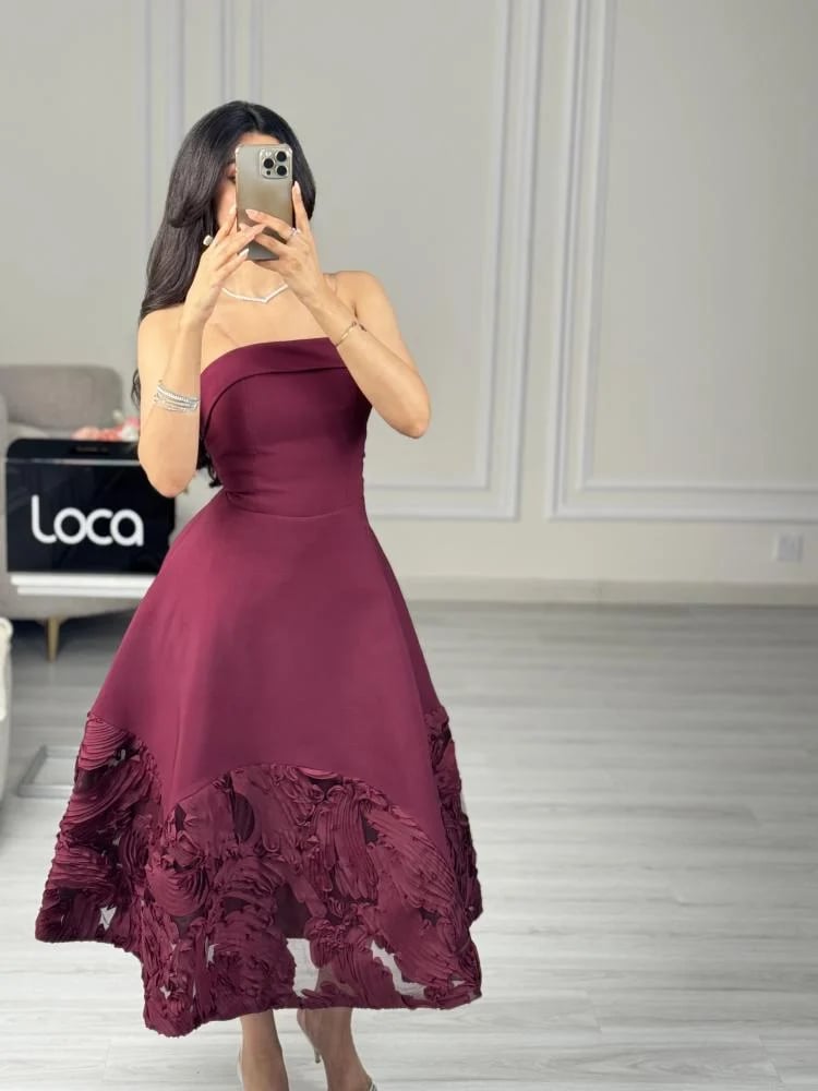 فستان سهرة عنابي ميدي بدون حمالات