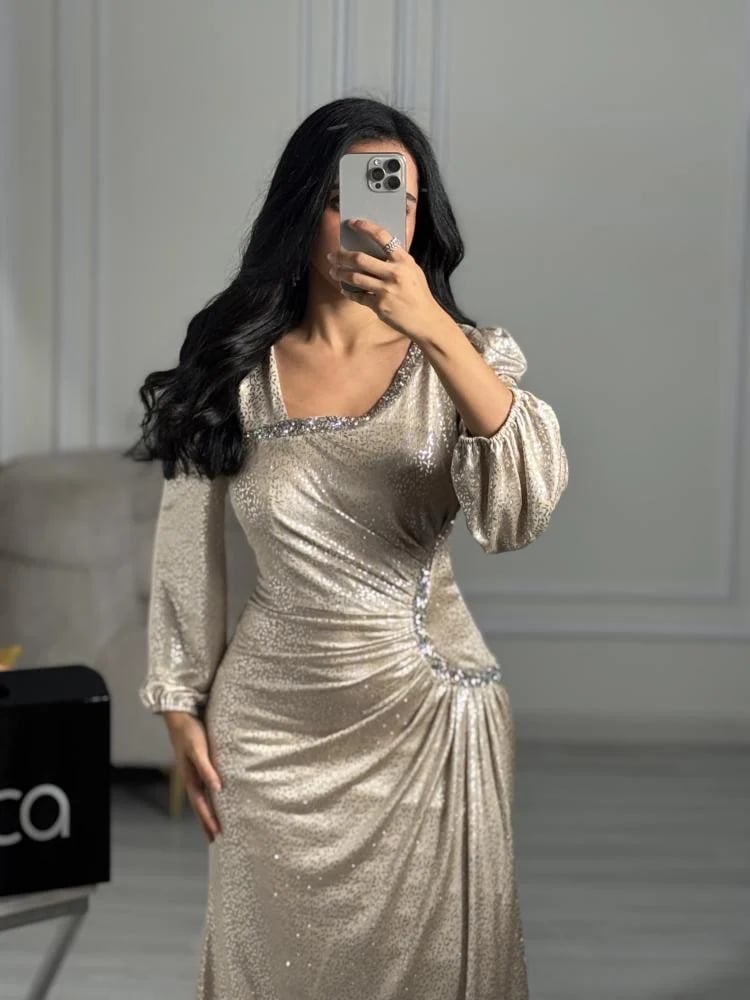 فستان سهرة ذهبي لامع بأكمام طويلة