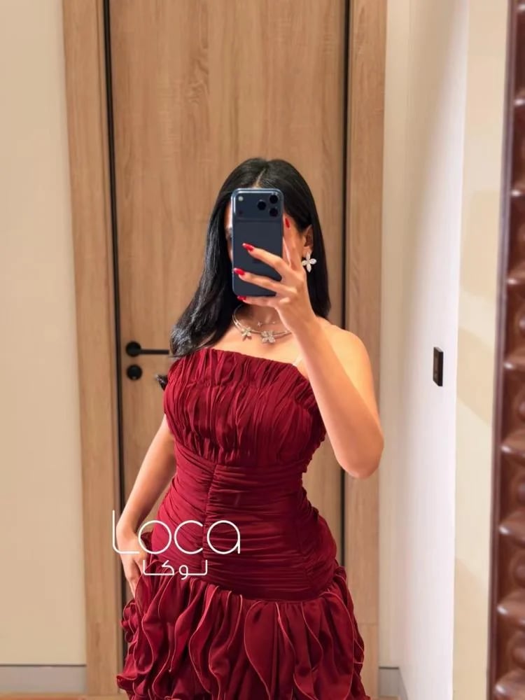 فستان أحمر داكن بدرابيه وكشكش متموج