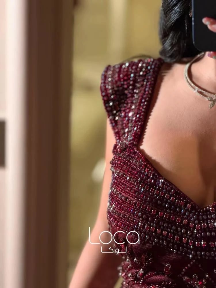 فستان سهرة أحمر داكن بهدب متدلٍ
