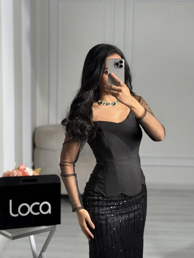 فستان سهرة أسود بكورسيه وأطراف هدب لامعة