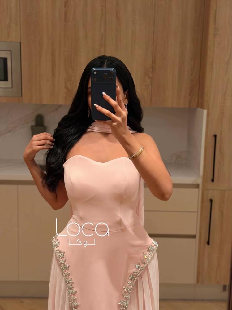 فستان سهرة وردي برقبة هالتر وجوانب مطرّزة