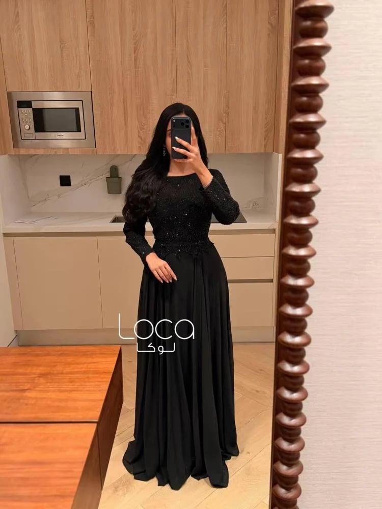 فستان سهرة أسود بأكمام طويلة وقصة كلوش