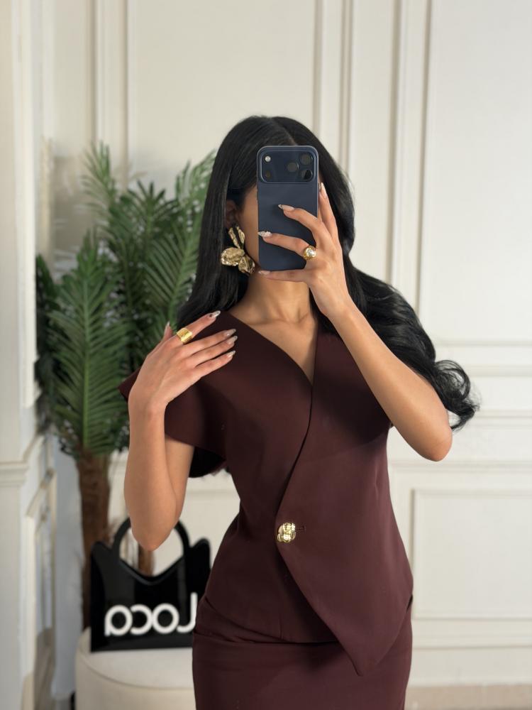 طقم بني رسمي بزر ذهبي وفتحة جانبية