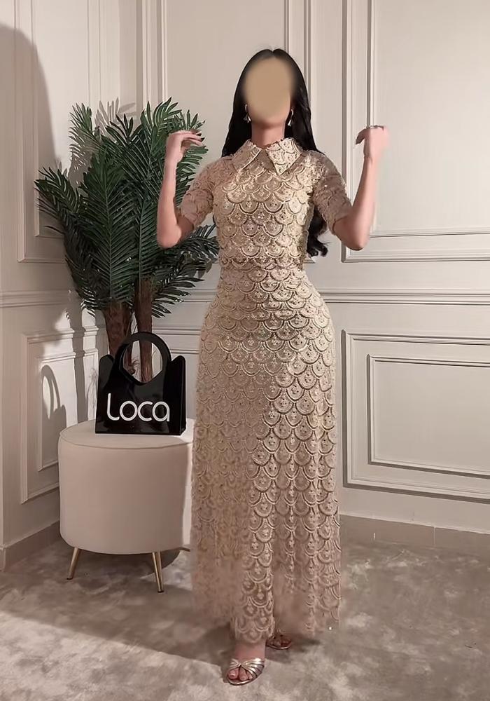طقم ذهبي مطرّز بأكمام قصيرة