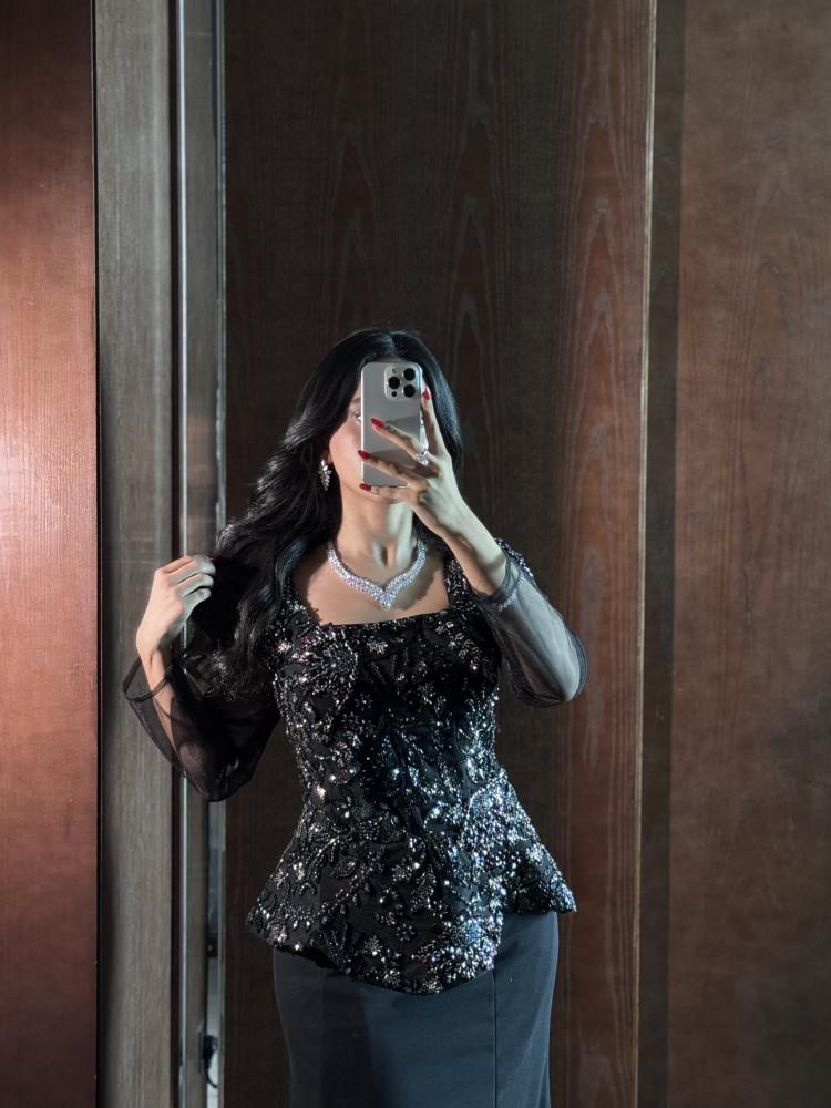 فستان أسود مطرّز ببيبلوم وأكمام شفافة وقصة ميرميد