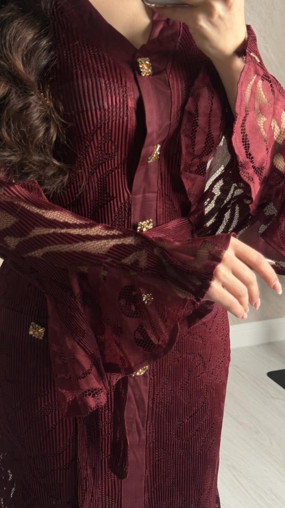 فستان عنابي بأزرار أمامية وحزام