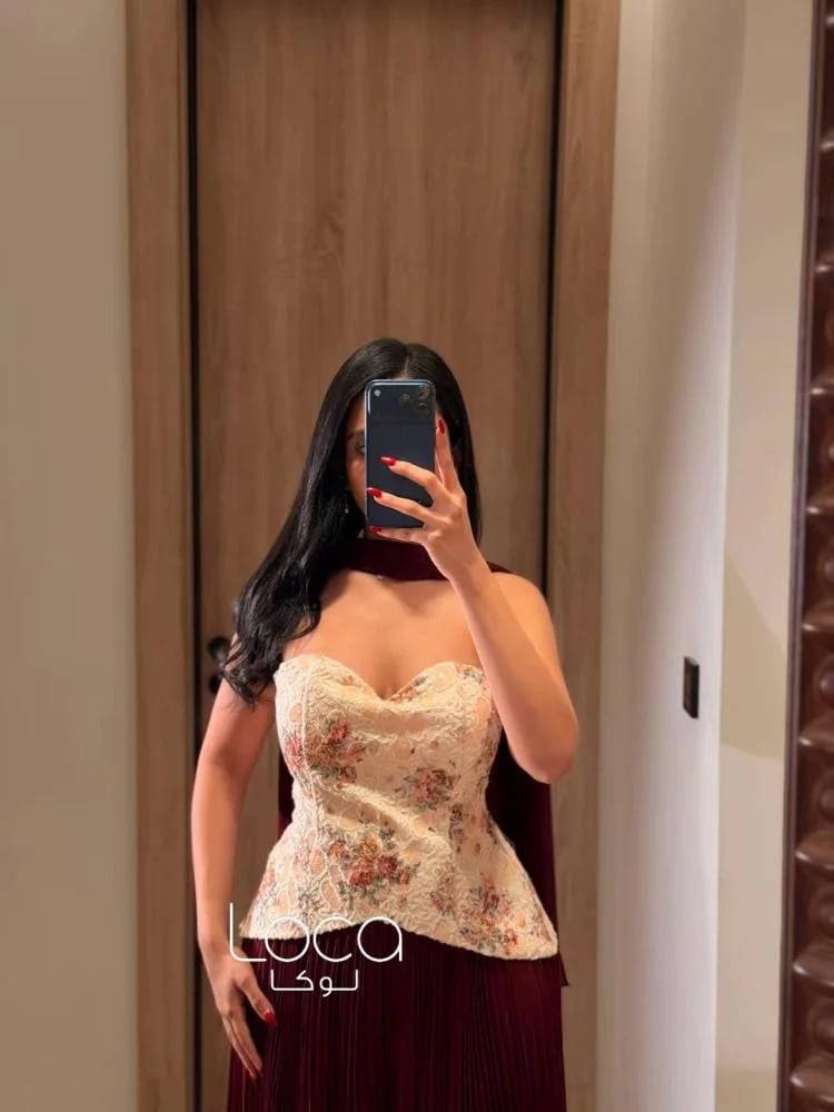 فستان سهرة كريمي وعنابي مع شال