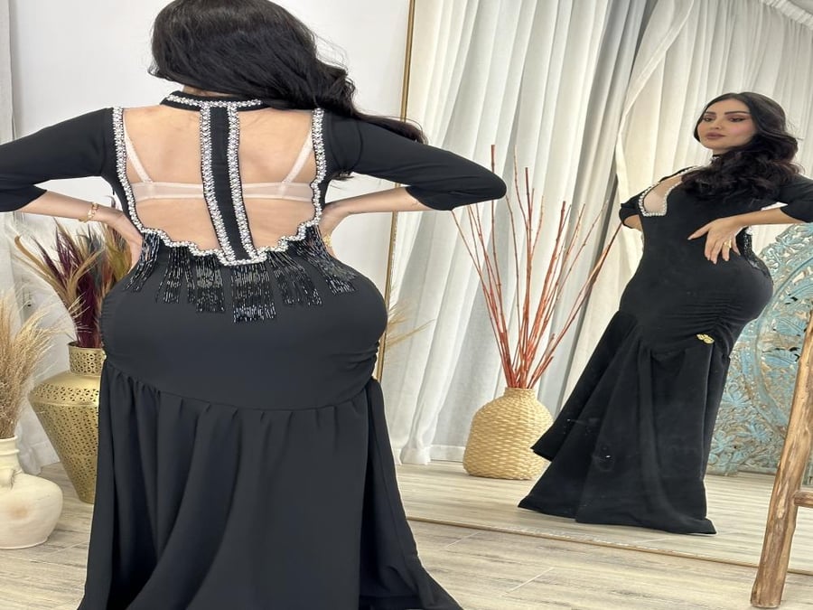 فستان اسود مفتوح الظهر