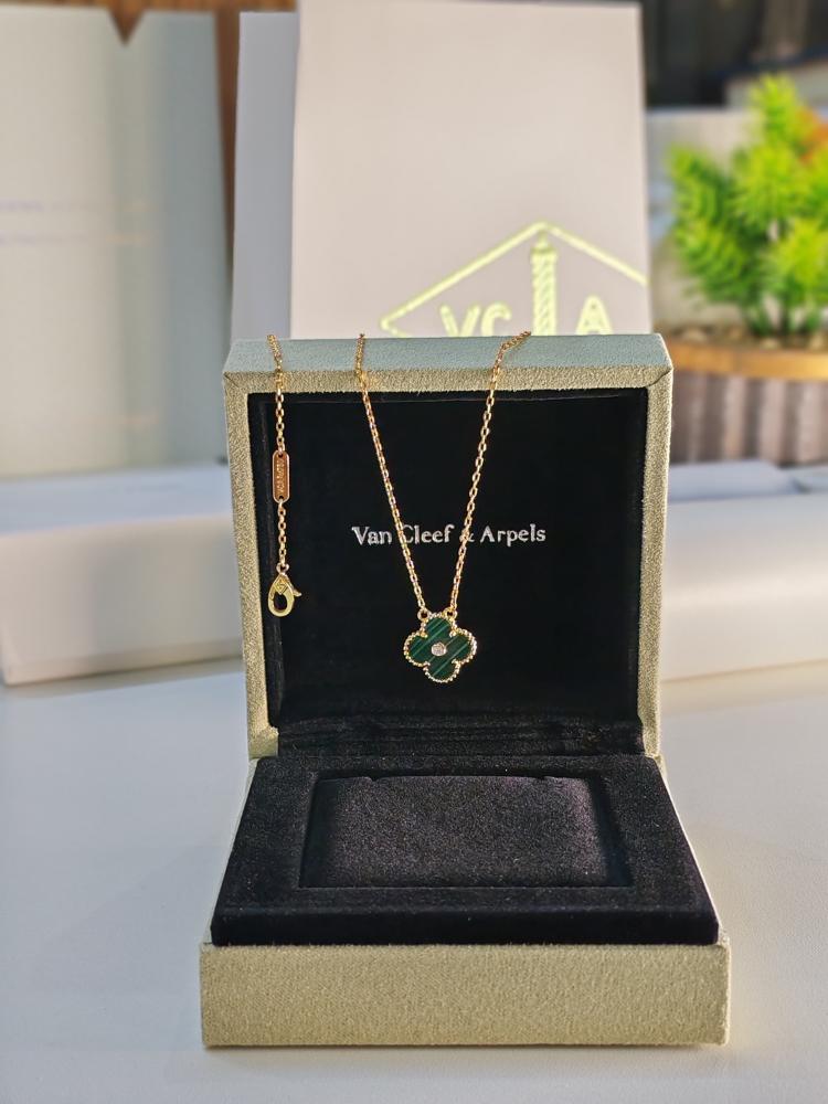سلسال VAN CLEEF  بألوان مختلفه