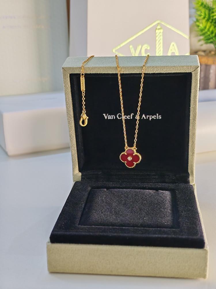 سلسال VAN CLEEF  بألوان مختلفه