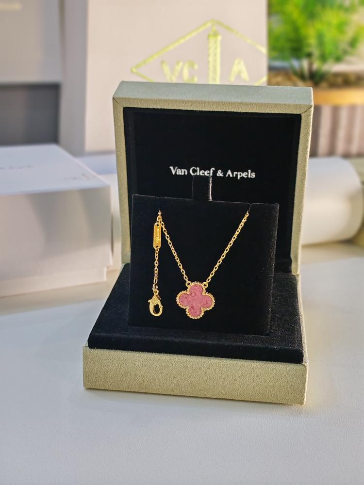 سلسال VAN CLEEF  بألوان مختلفه