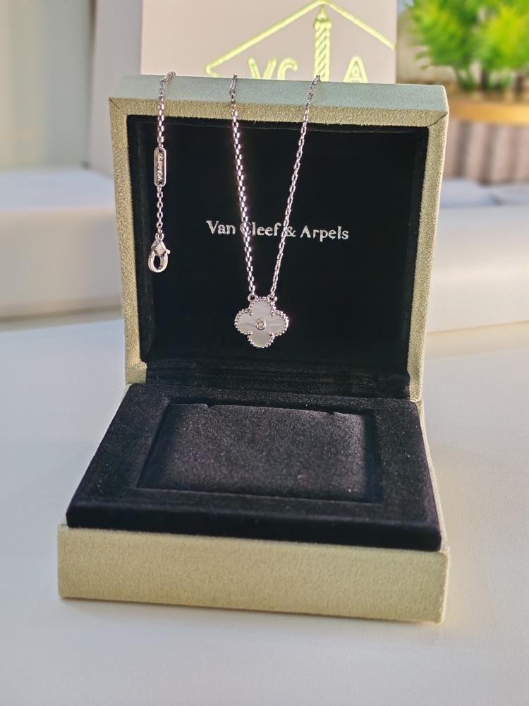 سلسال VAN CLEEF  بألوان مختلفه