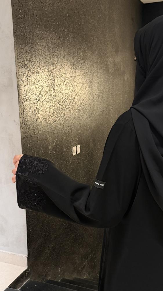 عباية ليلى بقصة كلوش من الكريب الملكي مع تطريز أسود