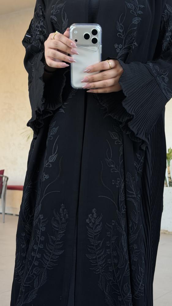 عباية نوف بقصة كلوش من الكريب الملكي مع تطريز نباتي