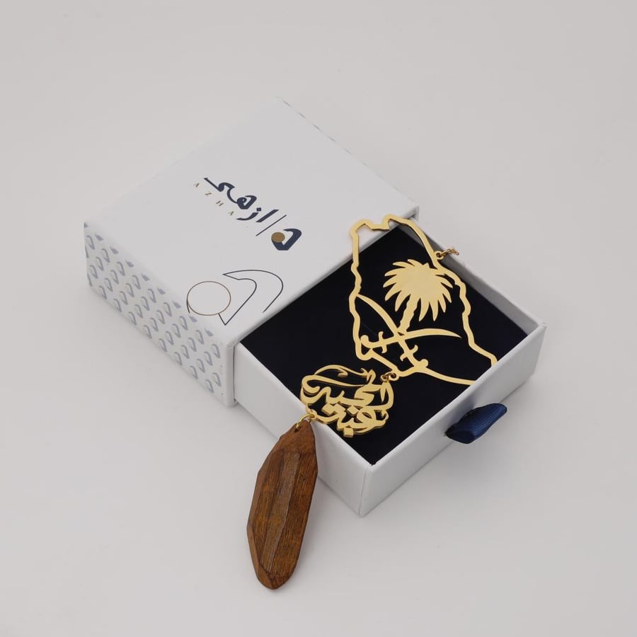 The luxurious car pendant (plated with gold water) our beloved kingdom map..