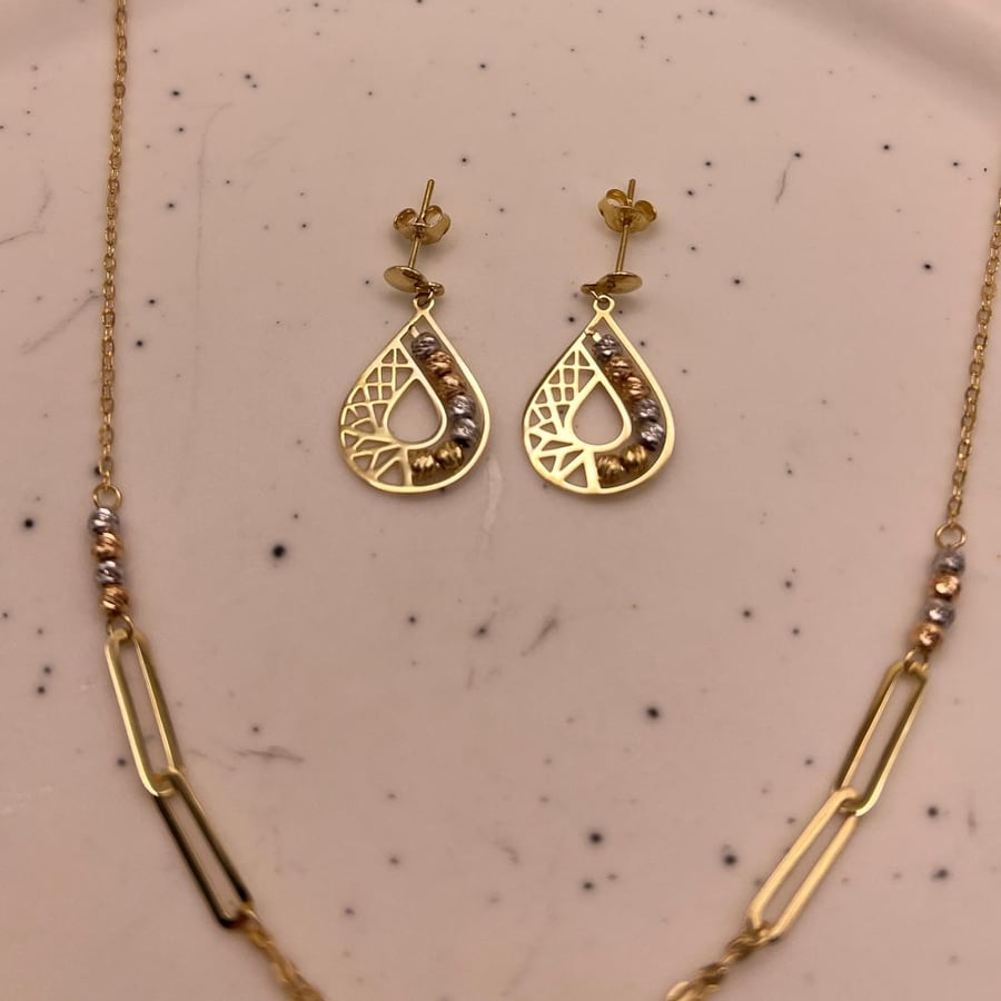 A set of 18-karat