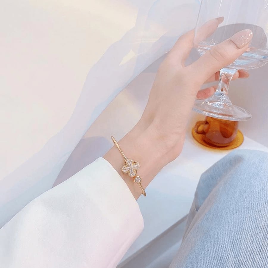 اسوارة الكلوفر الدوارة