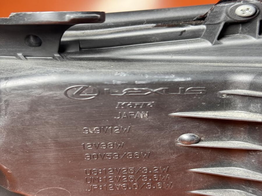 شمعه أمامية لكزس LS 500 – 2020