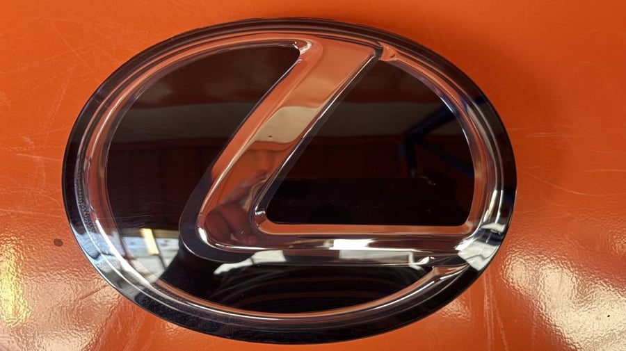 Lexus ES Grille Emblem