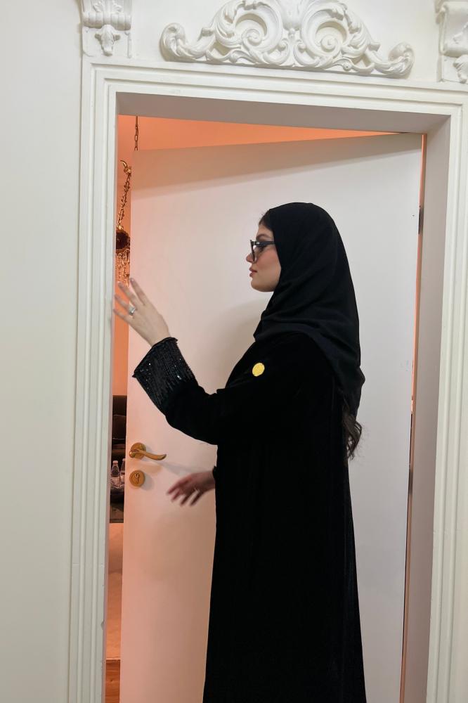 عبايه سوداء بشك يدوي