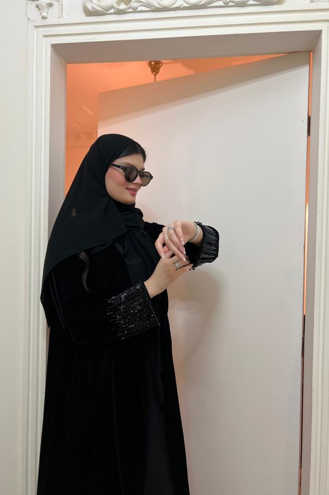عبايه سوداء بشك يدوي