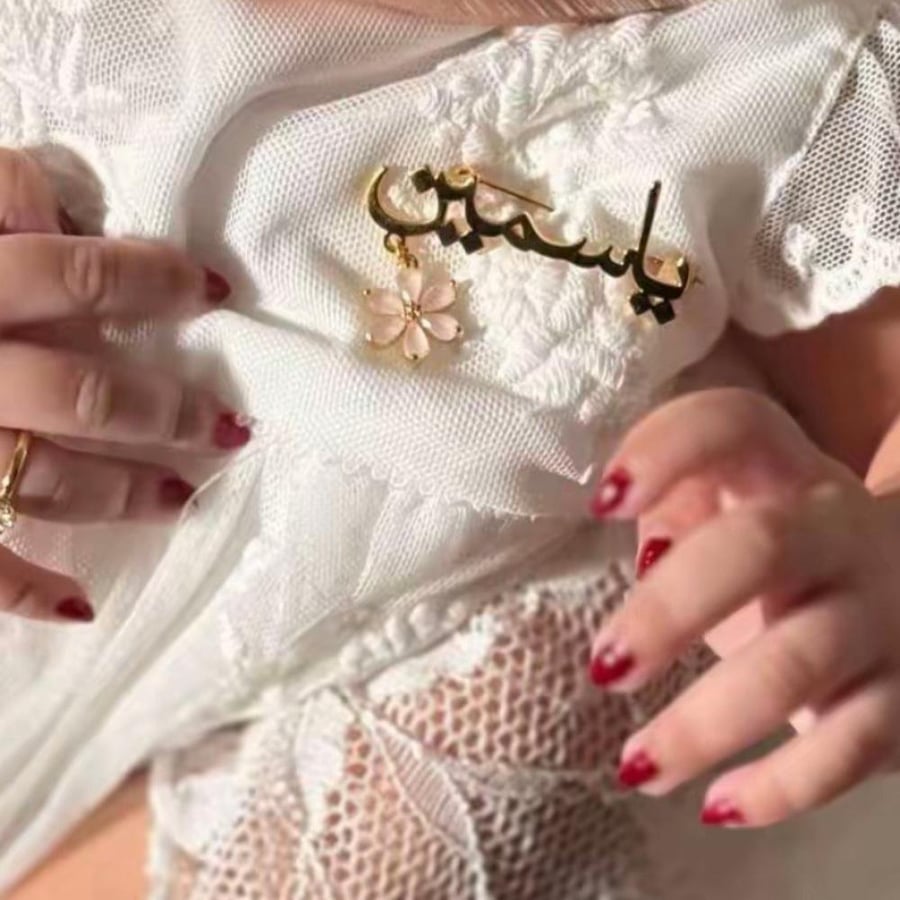 بروش بالاسم مطلي ذهب مع ورده كرستال بيبي بنك