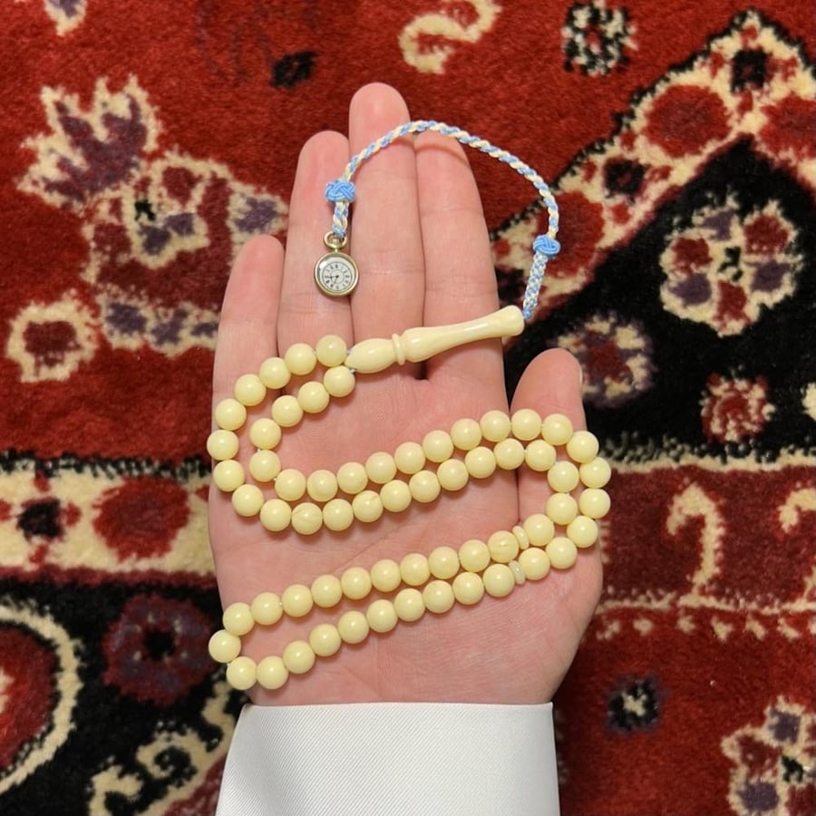 مسباح راتنج حليبي مموج نواعم . ساعة