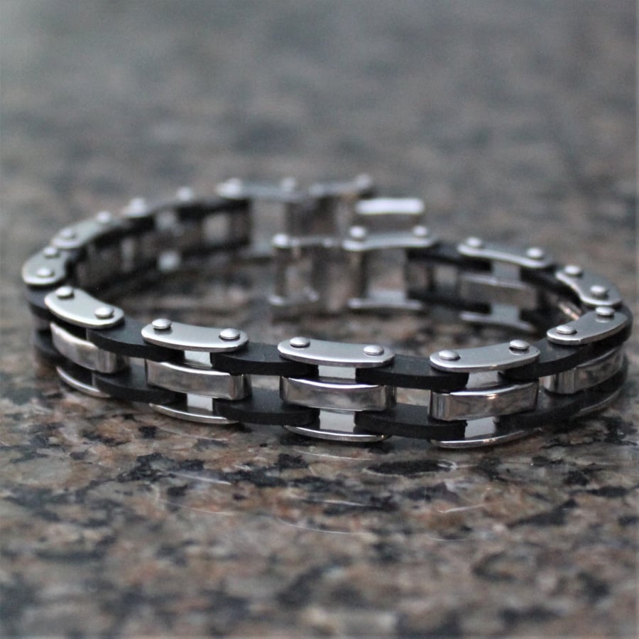 A luxurious bracelet made of refined stainless steel - 20 cm long - suitable for men with wide wrists