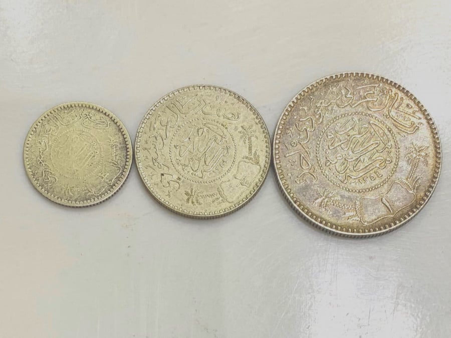 طقم عملات فضة ( ريال - نص - ربع )  للمؤسس الملك عبدالعزيز أل سعود رحمه الله ، عام 1354ه .