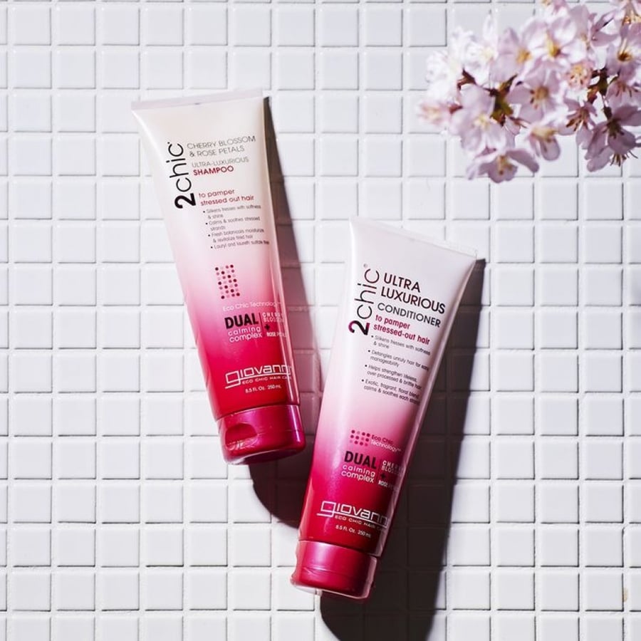 جيوفاني‏ شامبو لتدليل الشعر المجهد بمستخلص زهور الكرز وبتلات الورد 250 مل - Giovanni 2chic Ultra-Luxurious Shampoo