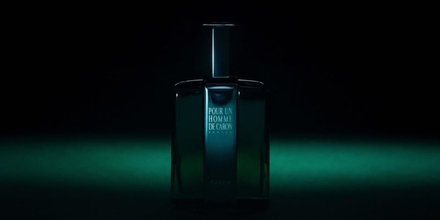 عطر كارون بور أن هوم دي كارون بارفيوم في أجواء خضراء داكنة