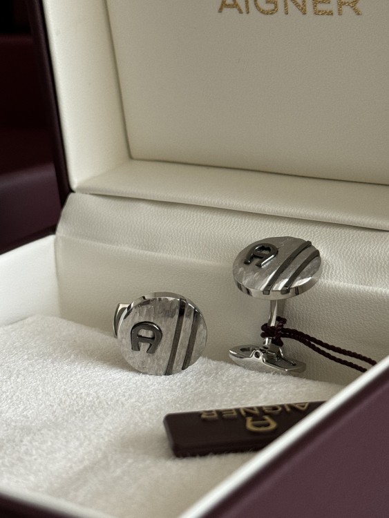 كبك لوقو رمادي Aigner